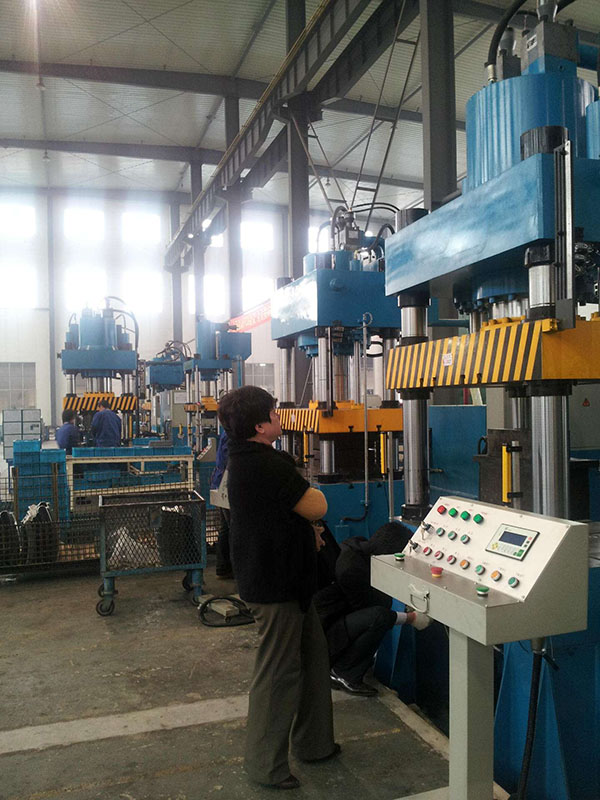 金屬液壓機(jī)使用現(xiàn)場(chǎng)